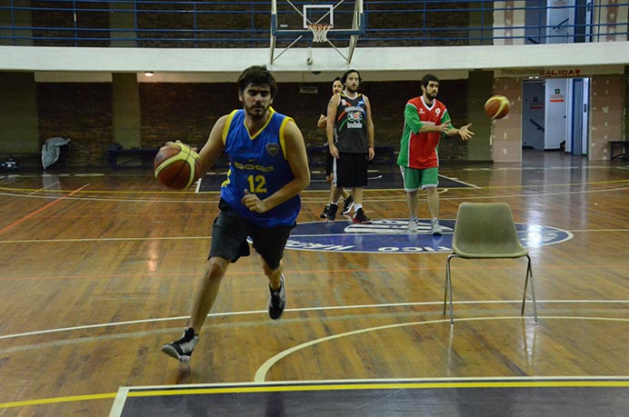 El corte invernal dejó a los chicos de básquet afuera de la competencia en un gran momento deportivo, es por eso que hablamos con el base Mauro Bertoni para que nos cuente qué espera para este segundo cuatrimestre. 