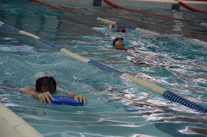 El agua de la pileta volvió a tener movimientos y los nadadores de UP bien lo agradecieron. Después de una semana sin actividad, los chicos concurrieron para completar una nueva rutina diagramada por el profesor. 