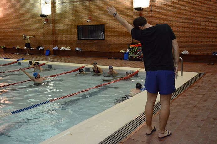 El agua de la pileta volvió a tener movimientos y los nadadores de UP bien lo agradecieron. Después de una semana sin actividad, los chicos concurrieron para completar una nueva rutina diagramada por el profesor. 