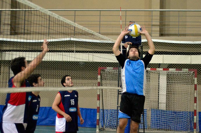 El representativo de vóley masculino se impuso con comodidad antes su par de ITBA. Durante todo el encuentro controló las acciones y consiguió así una nueva victoria. El tanteador final otorgó un contundente 25-10 y 25-16.