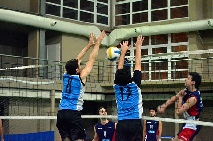El representativo de vóley masculino se impuso con comodidad antes su par de ITBA. Durante todo el encuentro controló las acciones y consiguió así una nueva victoria. El tanteador final otorgó un contundente 25-10 y 25-16.