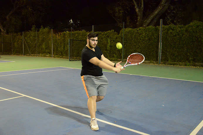 Desde República Dominicana, Adalberto De León llegó a nuestro país para continuar perfeccionando su carrera académica. Apasionado de la raqueta, se sumó al equipo representativo de tenis para dar lo mejor de sí. 