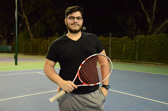 Desde República Dominicana, Adalberto De León llegó a nuestro país para continuar perfeccionando su carrera académica. Apasionado de la raqueta, se sumó al equipo representativo de tenis para dar lo mejor de sí. 