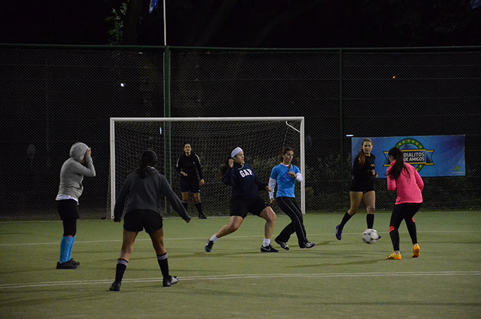 Sin poder retomar los partidos oficiales, el representativo de fútbol femenino disputó un amistoso en Club de Amigos para empezar a agarrar ritmo. El próximo fin de semana esperan volver a jugar un partido oficial. 