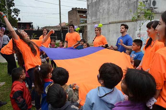 El sábado 24 de octubre visitamos a los chicos de la Asociación Civil Pequeños Pasos en compañía de diez alumnos UP, que se sumaron al voluntariado.<br /><br /> 