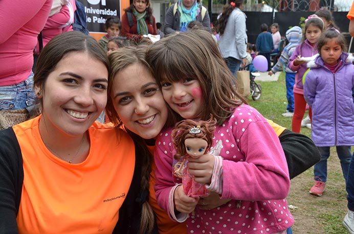 El sábado 24 de octubre visitamos a los chicos de la Asociación Civil Pequeños Pasos en compañía de diez alumnos UP, que se sumaron al voluntariado.<br /><br /> 