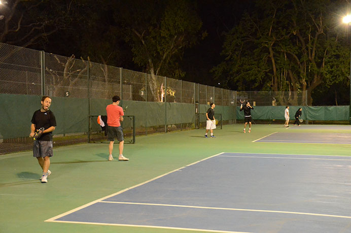 Con el regreso de las clases de tenis, una gran concurrencia de alumnos volvió al Club de Amigos con la raqueta entre sus manos. Dispuestos a entrenar, se pusieron a las órdenes del profesor para seguir mejorando la técnica. <br /><br /> 
