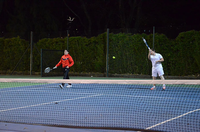 Con el regreso de las clases de tenis, una gran concurrencia de alumnos volvió al Club de Amigos con la raqueta entre sus manos. Dispuestos a entrenar, se pusieron a las órdenes del profesor para seguir mejorando la técnica. <br /><br /> 