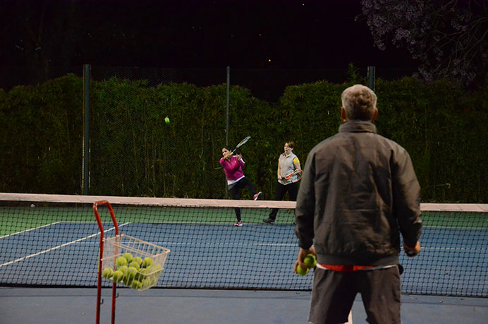 Con el regreso de las clases de tenis, una gran concurrencia de alumnos volvió al Club de Amigos con la raqueta entre sus manos. Dispuestos a entrenar, se pusieron a las órdenes del profesor para seguir mejorando la técnica. <br /><br /> 