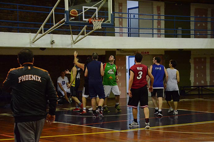 En la noche del martes, el  representativo de básquet había retornado a los entrenamientos, pero anoche, los alumnos se dieron el gusto de jugar su primer encuentro del año con la idea de tomar ritmo de cara a la reanudación del campeonato. 