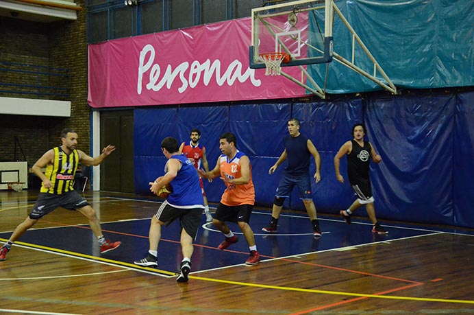 En la noche del martes, el  representativo de básquet había retornado a los entrenamientos, pero anoche, los alumnos se dieron el gusto de jugar su primer encuentro del año con la idea de tomar ritmo de cara a la reanudación del campeonato. 