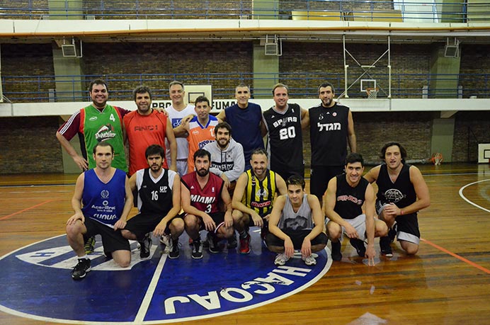 En la noche del martes, el  representativo de básquet había retornado a los entrenamientos, pero anoche, los alumnos se dieron el gusto de jugar su primer encuentro del año con la idea de tomar ritmo de cara a la reanudación del campeonato. 