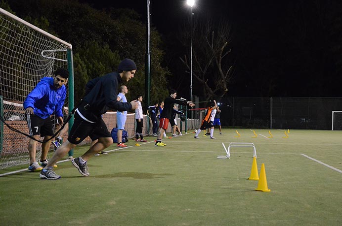 En un nuevo comienzo de semana el representativo principal de la Universidad tuvo  muy poco contacto con la pelota, ya que continúa la preparación física para llevarse el segundo cuatrimestre por delante. 