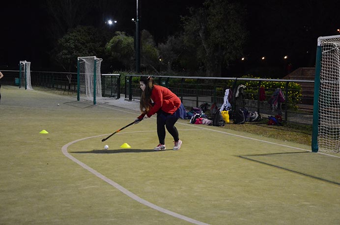 Lucila Torres Arguello se incorporó este lunes al equipo representativo de hockey. Luego de sobrepasar una lesión, de a poco va retomando a la práctica de los deportes que la apasionan. 