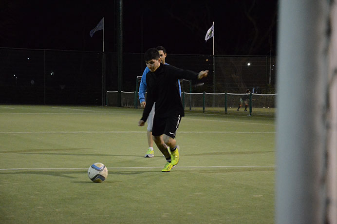 Después de semanas de dura competencia, los chicos de fútbol tuvieron su momento de relajación. A pesar de que les resta jugar un partido, aprovecharon el entrenamiento para distenderse y cambiar la rutina que venían realizando. 