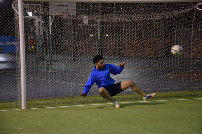 Después de semanas de dura competencia, los chicos de fútbol tuvieron su momento de relajación. A pesar de que les resta jugar un partido, aprovecharon el entrenamiento para distenderse y cambiar la rutina que venían realizando. 