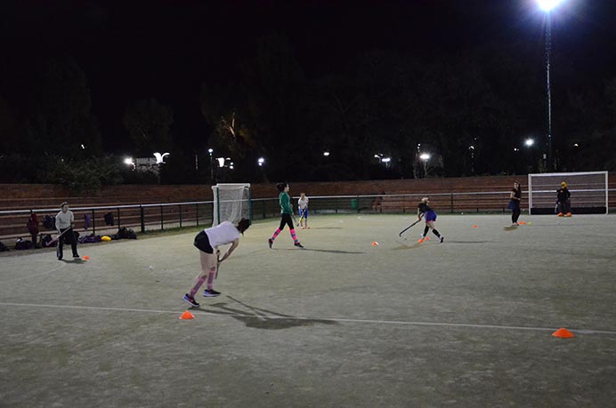 El representativo de hockey de la Universidad cerró su segunda semana de prácticas y aguarda por el compromiso de este fin de semana ante sus pares de la Universidad Torcuato Di Tella. 