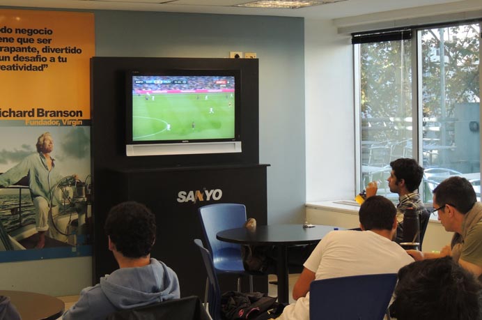El estudiante Mariano Arce, que siguió el partido del Barcelona ante el Bayern Múnich por la Champions en Sede Larrea, destacó a Messi y se refirió a la serie entre River (club del que es hincha) y Boca por la Libertadores. 