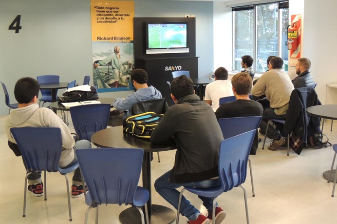 El estudiante Mariano Arce, que siguió el partido del Barcelona ante el Bayern Múnich por la Champions en Sede Larrea, destacó a Messi y se refirió a la serie entre River (club del que es hincha) y Boca por la Libertadores. 