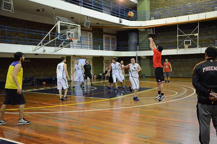 Por segundo jueves consecutivo, el equipo de básquet despidió la semana de entrenamiento disputando un amistoso en el Club Náutico Hacoaj. Manteniendo una buena intensidad en los ensayos, siguen consiguiendo ritmo de competencia. 