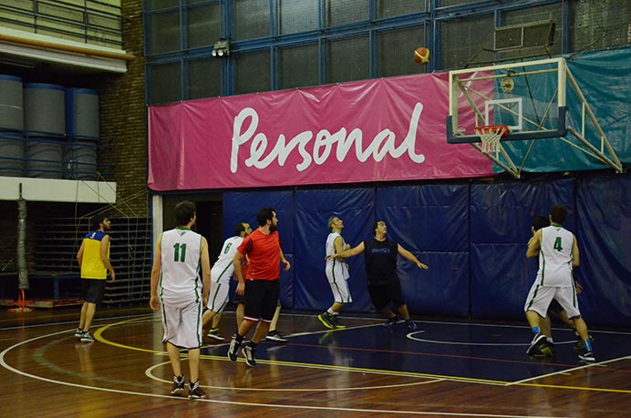 Por segundo jueves consecutivo, el equipo de básquet despidió la semana de entrenamiento disputando un amistoso en el Club Náutico Hacoaj. Manteniendo una buena intensidad en los ensayos, siguen consiguiendo ritmo de competencia. 