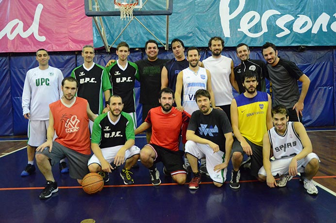 Por segundo jueves consecutivo, el equipo de básquet despidió la semana de entrenamiento disputando un amistoso en el Club Náutico Hacoaj. Manteniendo una buena intensidad en los ensayos, siguen consiguiendo ritmo de competencia. 