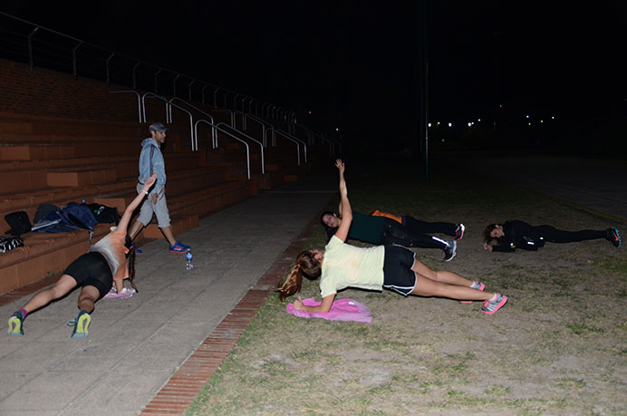 En la vuelta a los entrenamientos, el running team que posee la Universidad no solo hizo actividad en la pista, sino que también debió cumplir con una serie de exigentes ejercicios funcionales al borde de la misma. 