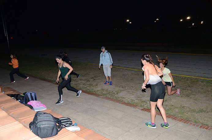 En la vuelta a los entrenamientos, el running team que posee la Universidad no solo hizo actividad en la pista, sino que también debió cumplir con una serie de exigentes ejercicios funcionales al borde de la misma. 