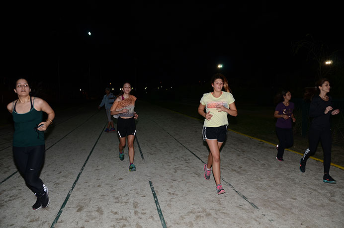 En la vuelta a los entrenamientos, el running team que posee la Universidad no solo hizo actividad en la pista, sino que también debió cumplir con una serie de exigentes ejercicios funcionales al borde de la misma. 