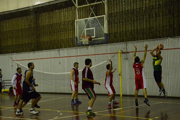 Para finalizar el primer semestre de entrenamientos, el representativo de básquet disputó un amistoso en el Club Hacoaj. Sin buscar relajarse, la noche sirvió para seguir trabajando aspectos grupales en el plantel. 