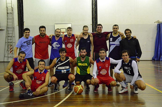 Para finalizar el primer semestre de entrenamientos, el representativo de básquet disputó un amistoso en el Club Hacoaj. Sin buscar relajarse, la noche sirvió para seguir trabajando aspectos grupales en el plantel. 