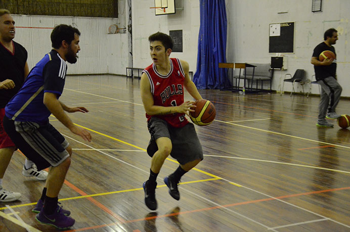 Andrés Meneses confesó ser un amante de los deportes, por eso este año se hizo tiempo para concurrir a los entrenamientos de básquet. Entre sus objetivos, se propuso seguir mejorando constantemente y no dejar de disfrutar de la actividad. 