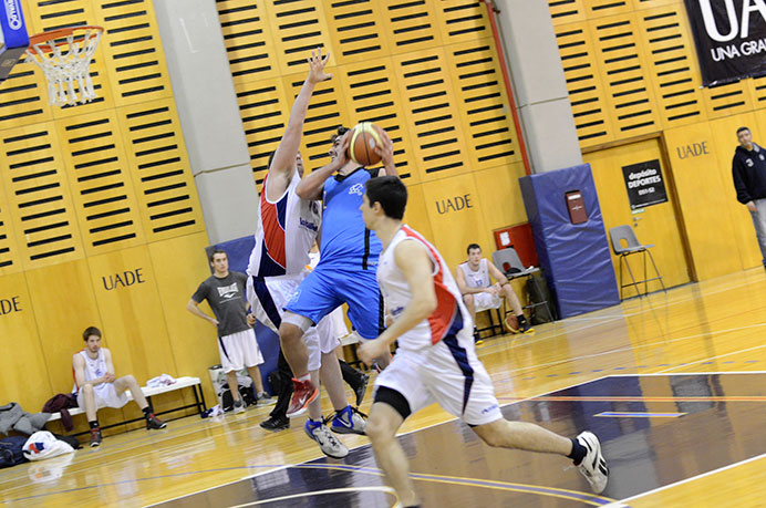 Otra vez en el último cuarto se le escapó el partido al equipo de básquet. Nuevamente, al igual que el último sábado, se enfrentaron al Instituto Tecnológico para recuperar una fecha pendiente. En un partido muy cerrado, que se definió en el último cuarto, terminó siendo derrota por 58 a 63.  