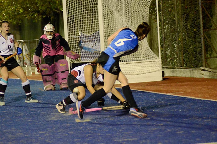 Las chicas de hockey jugaron uno de sus mejores partidos del año y liquidaron a la Universidad de Lanús por 4 a 1. Claras dominadoras del juego, cerraron el año de la mejor manera, con triunfo, goles, copa, medallas y mucho para festejar. 