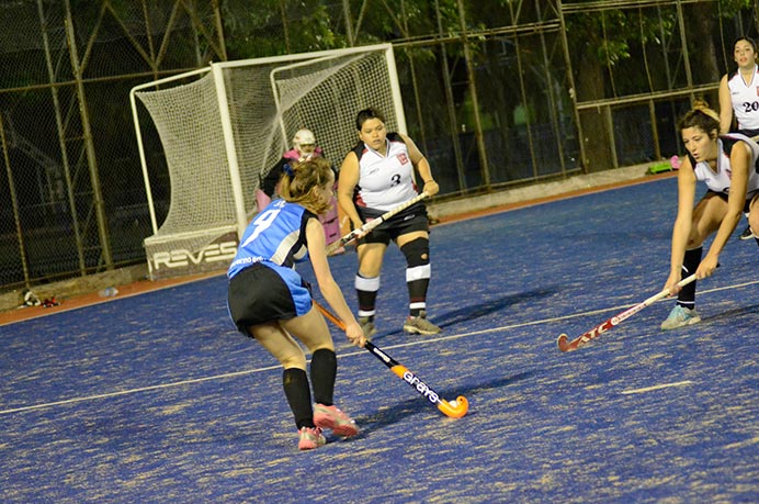 Las chicas de hockey jugaron uno de sus mejores partidos del año y liquidaron a la Universidad de Lanús por 4 a 1. Claras dominadoras del juego, cerraron el año de la mejor manera, con triunfo, goles, copa, medallas y mucho para festejar. 