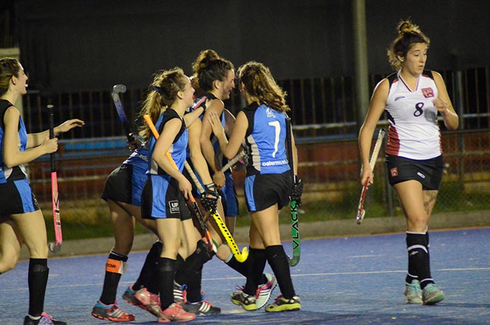 Las chicas de hockey jugaron uno de sus mejores partidos del año y liquidaron a la Universidad de Lanús por 4 a 1. Claras dominadoras del juego, cerraron el año de la mejor manera, con triunfo, goles, copa, medallas y mucho para festejar. 