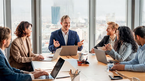 ¿Qué se estudia en Dirección de Comunicación y cuál es su salida laboral?