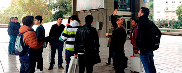 Alumnos de 1º año de la carrera de arquitectura analizan la Biblioteca Nacional