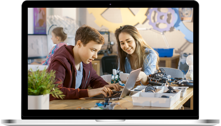 Dos jóvenes mirando la computadora