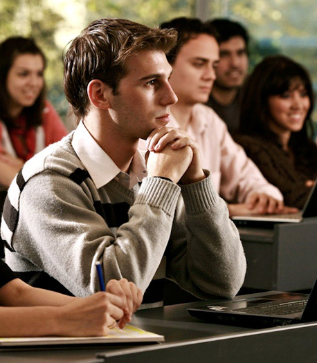 Contador Público en sesion de estudios