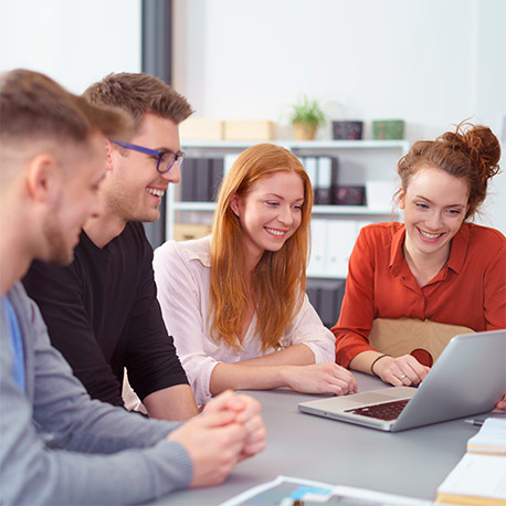 Estudiantes de administración de sistemas y empresas en sesión de estudio