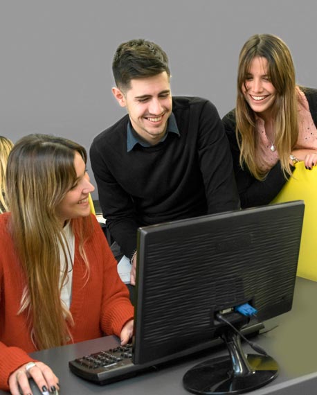 Lic. Comercialización: Marketing y Publicidad en sesion de estudios