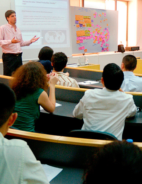 Lic. Comercio Internacional en sesion de estudios