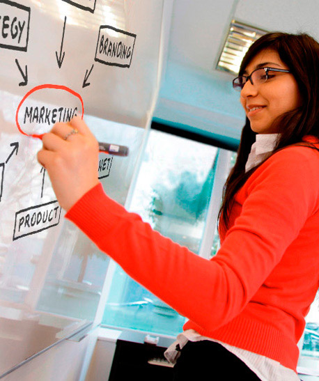 Lic. Marketing en sesion de estudios