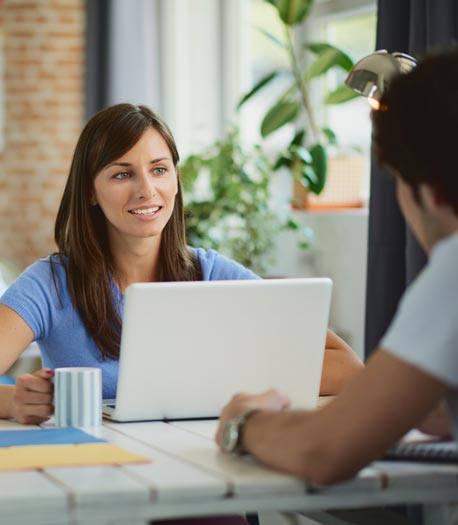 Estudiantes de la licenciatura en administración debatiendo