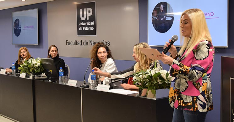 Cuatro mujeres líderes compartieron sus experiencias en la UP